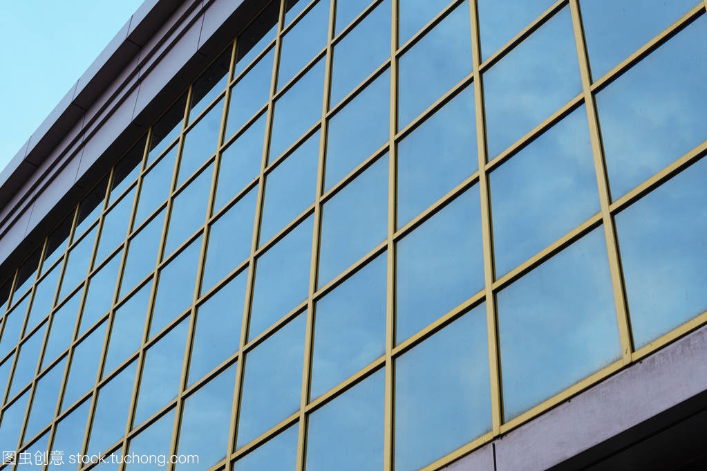 天空之鏡 辦公樓玻璃幕墻的現代美學與環保哲學